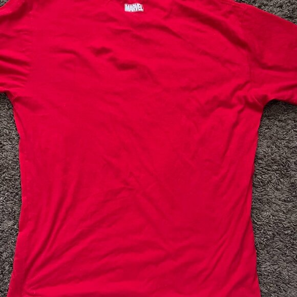 Universal Studios Marvel Spiderman Red Short Sleeve T-Shirt Size Large - Picture 6 of 8